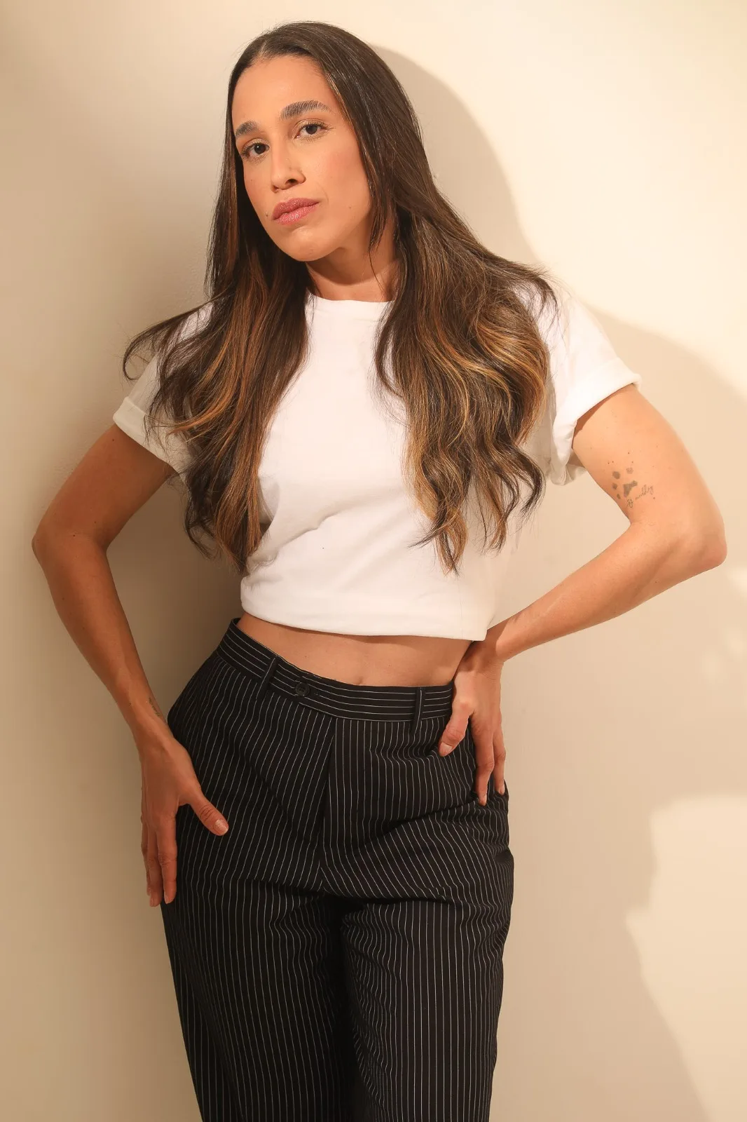 Casual · mãos na calça listrada