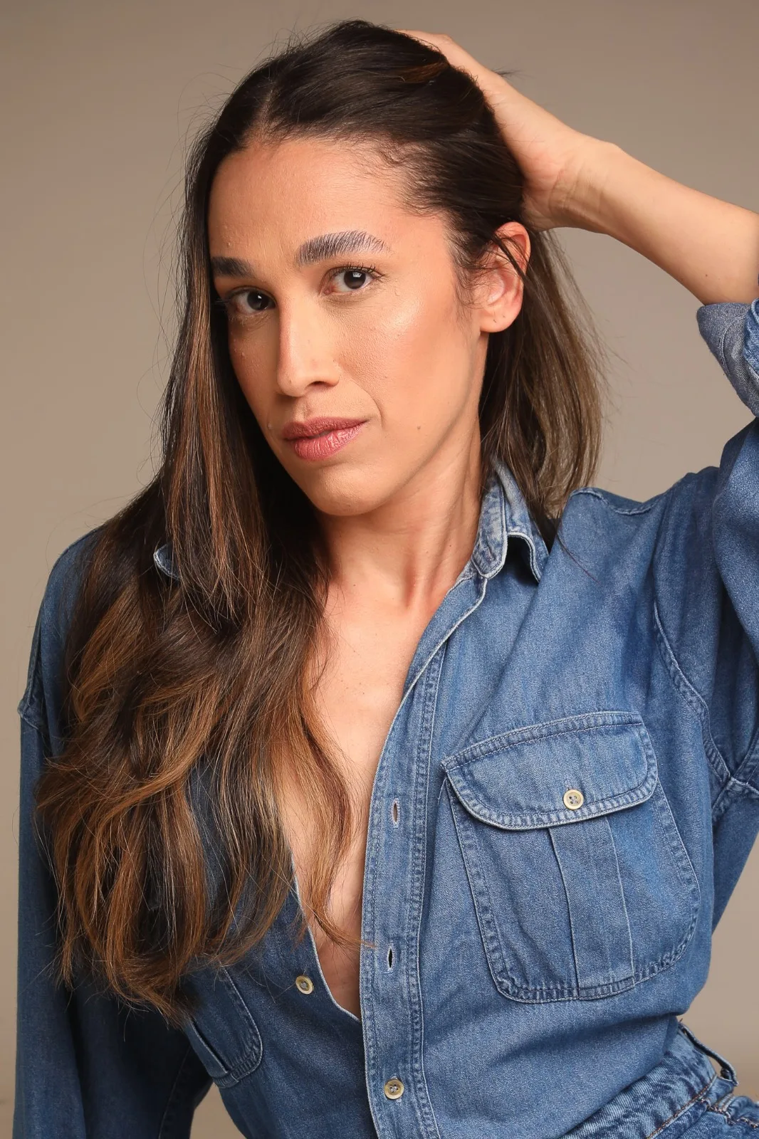 Denim · retrato com a mão no cabelo