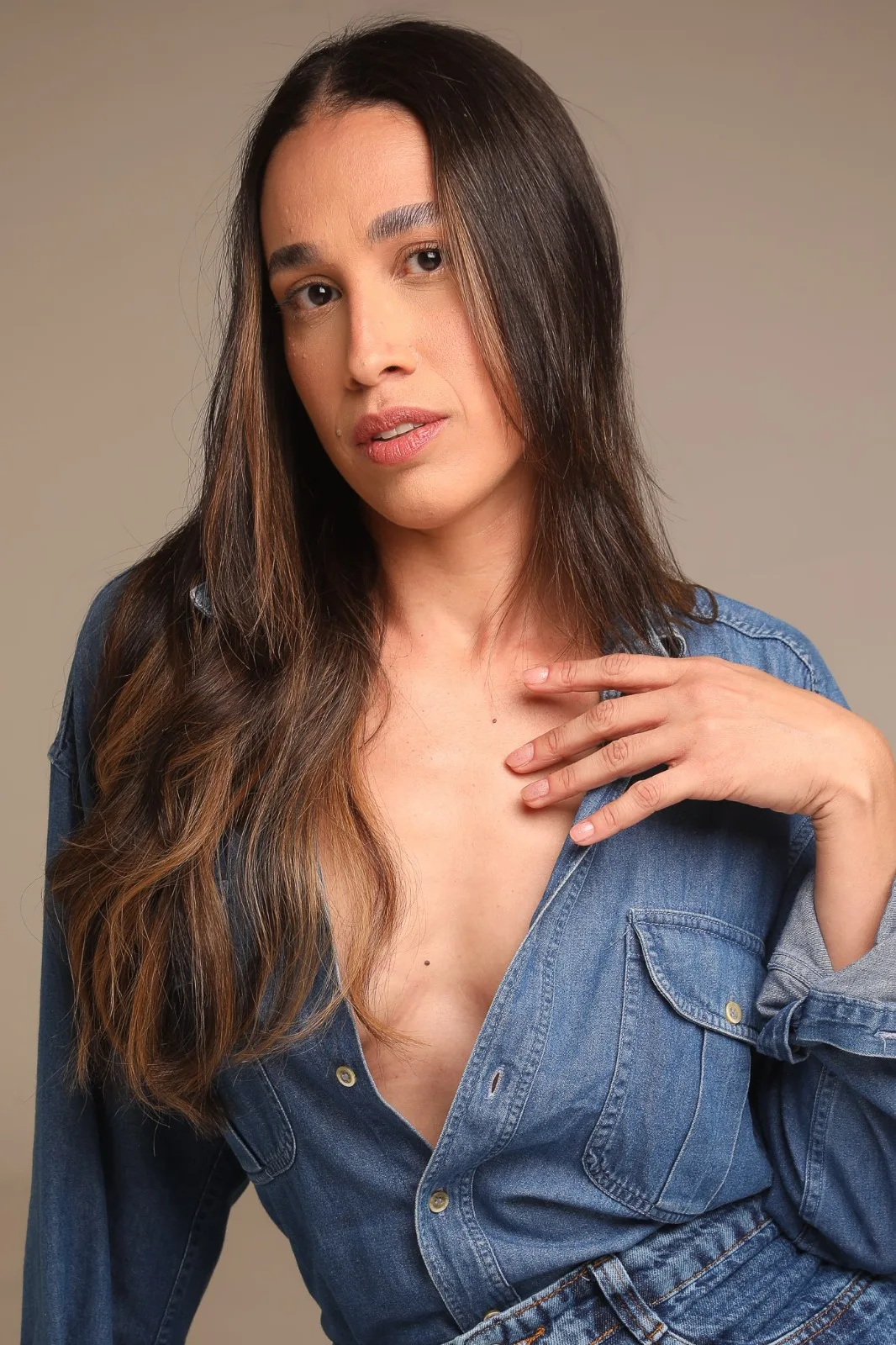 Denim · retrato com a mão no peito