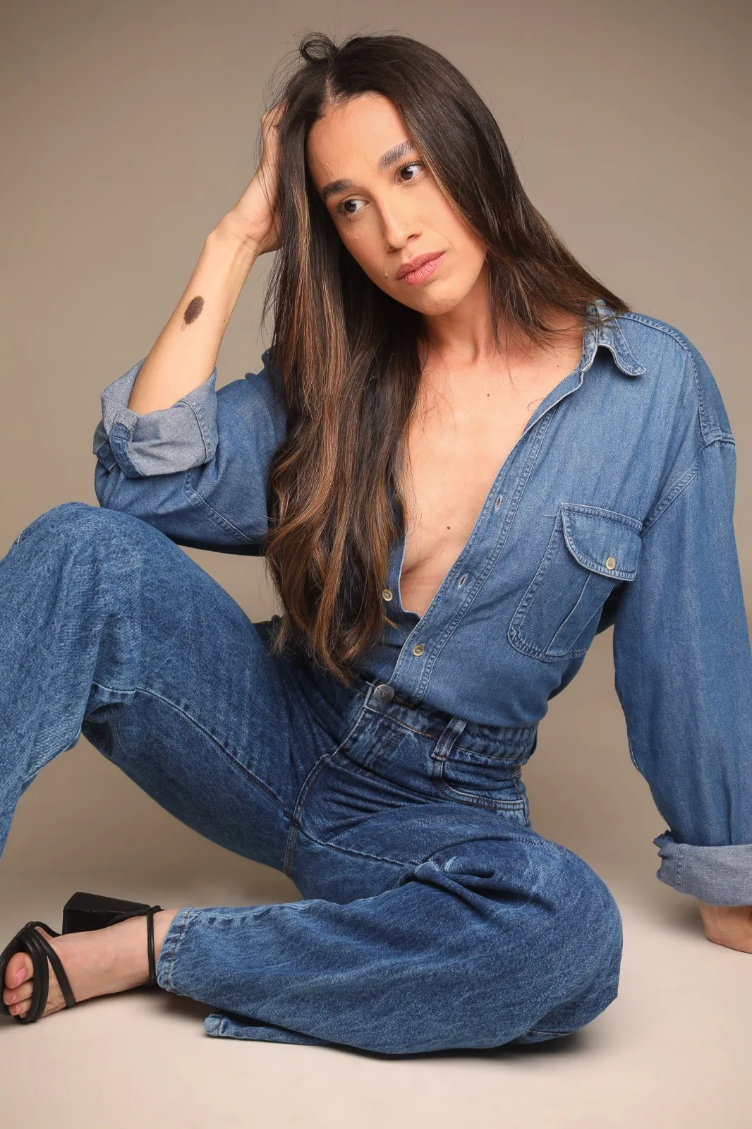 Denim · sentada no chão do estúdio