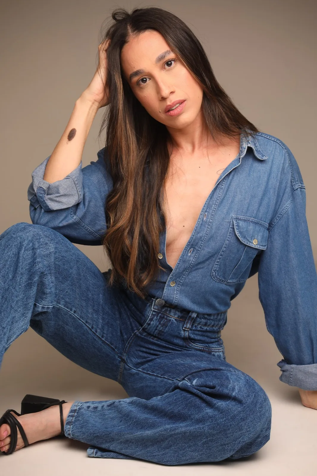 Denim · sentada no chão do estúdio