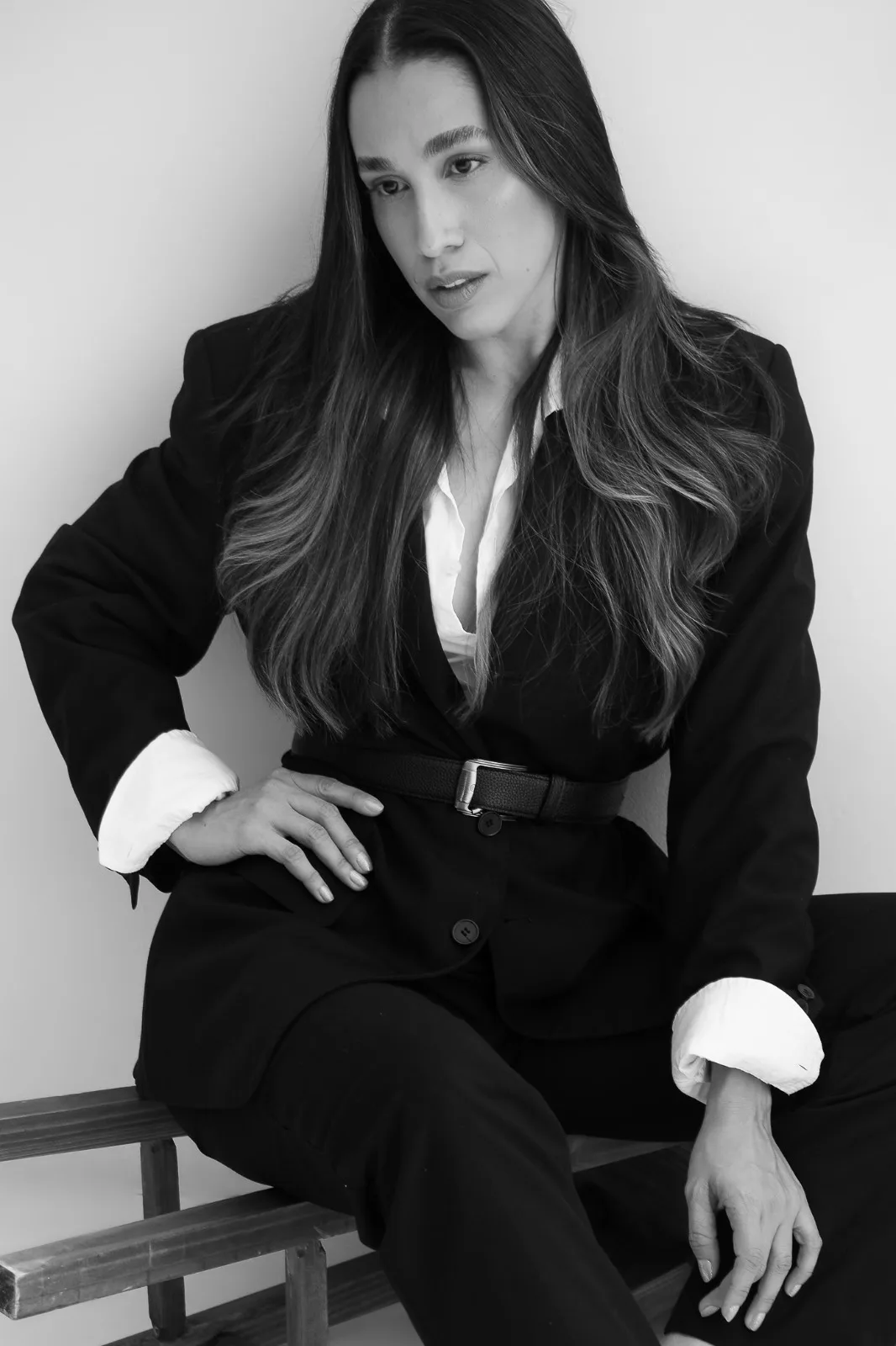 Úrsula Teles · editorial em preto e branco, terno preto